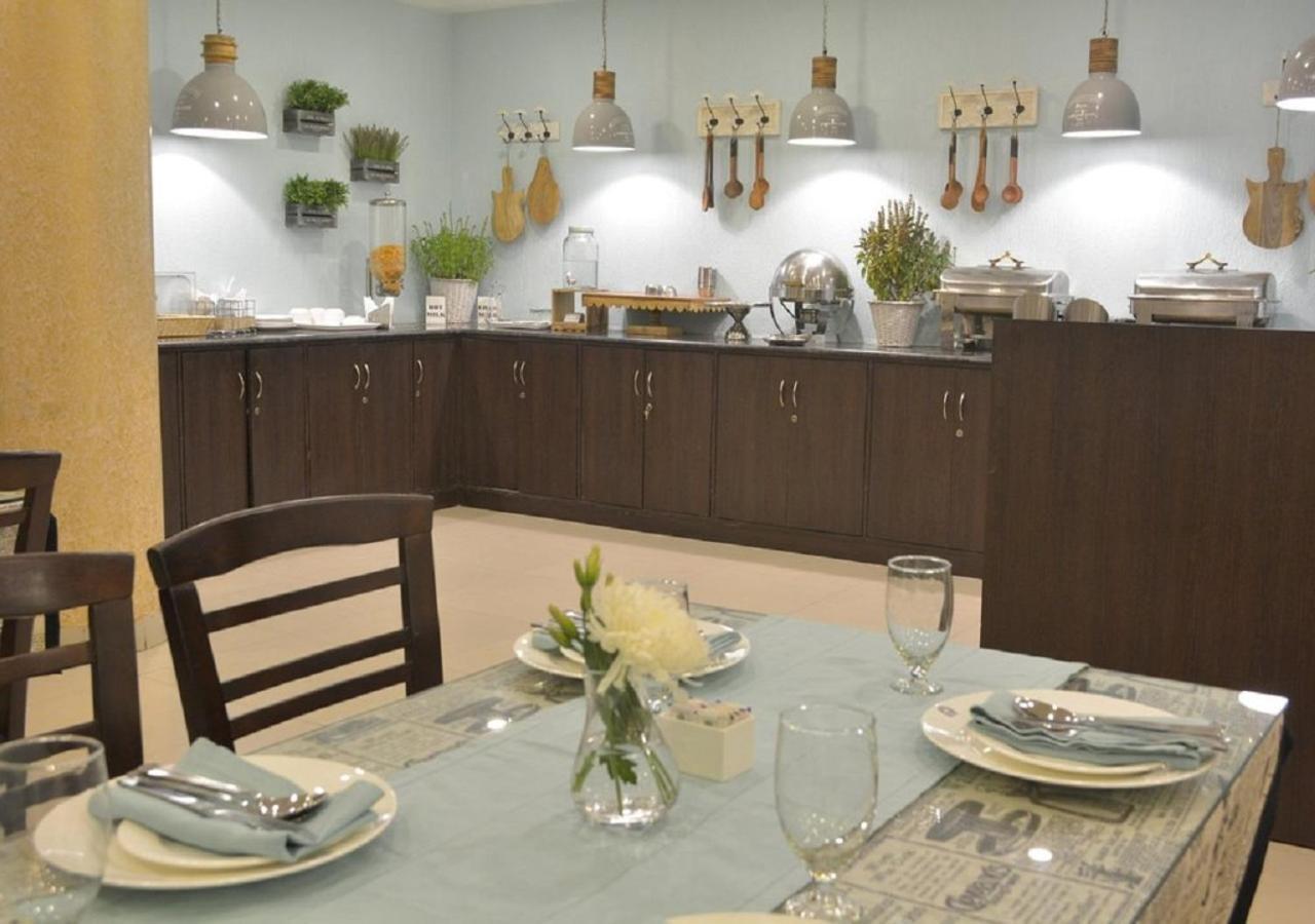 Hotel Rockland Panchsheel Enclave ニューデリー エクステリア 写真